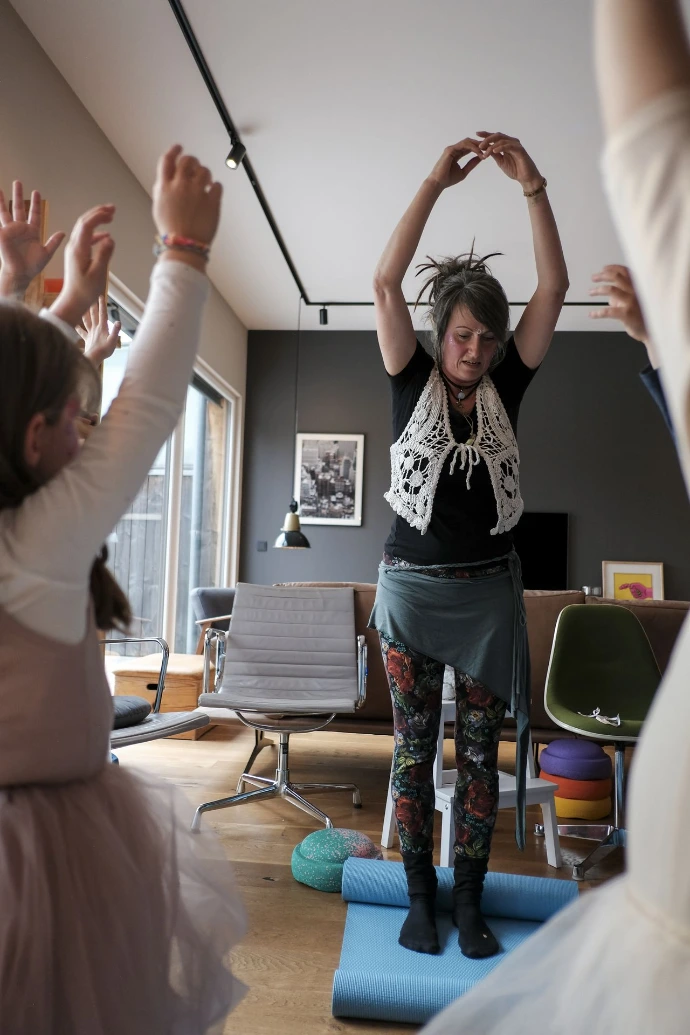 Elfe Alex beim Yoga stehend