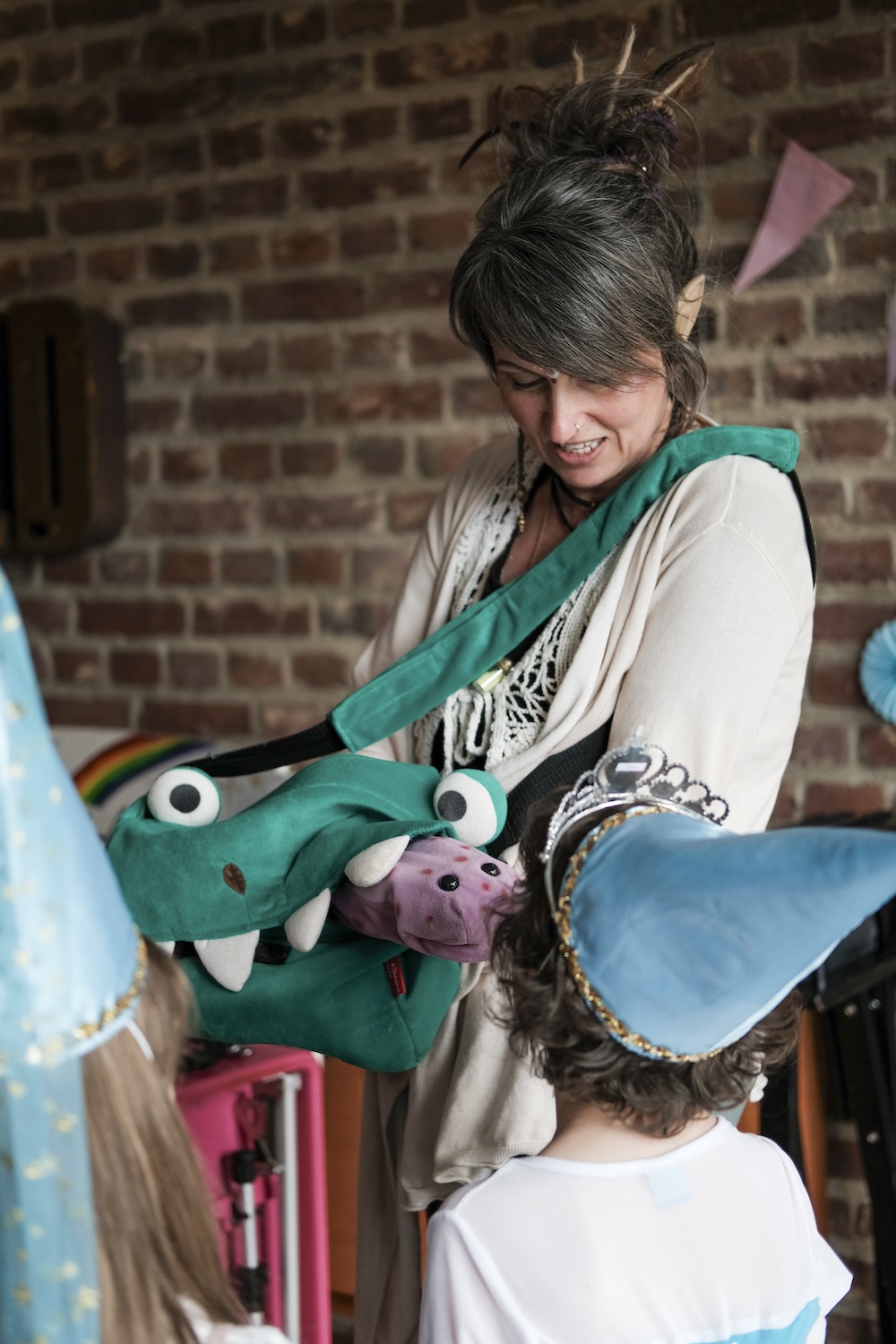 Elfe Alex beim Puppenspiel mit Kindern